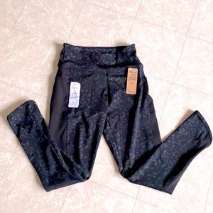 NWT Active Bottom / Leggings